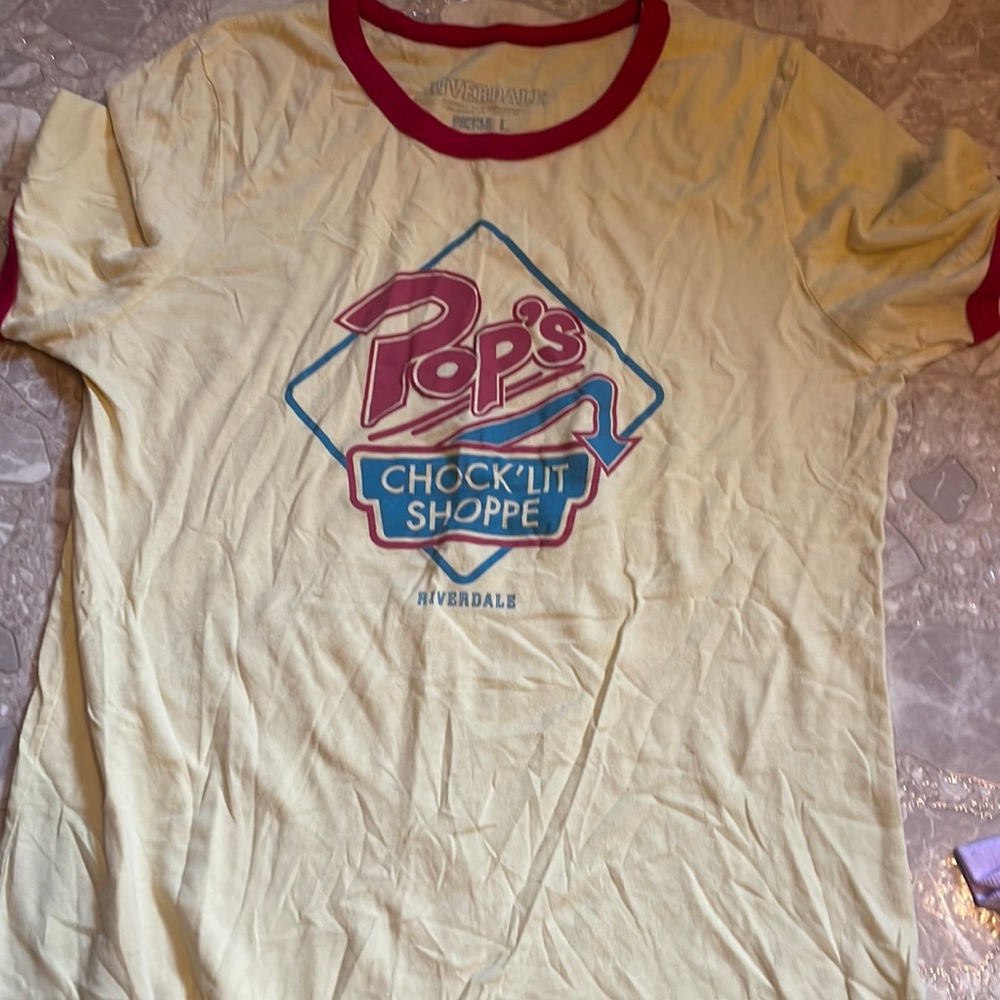 Riverdale pops diner graphic tee, size large, faded yellow color